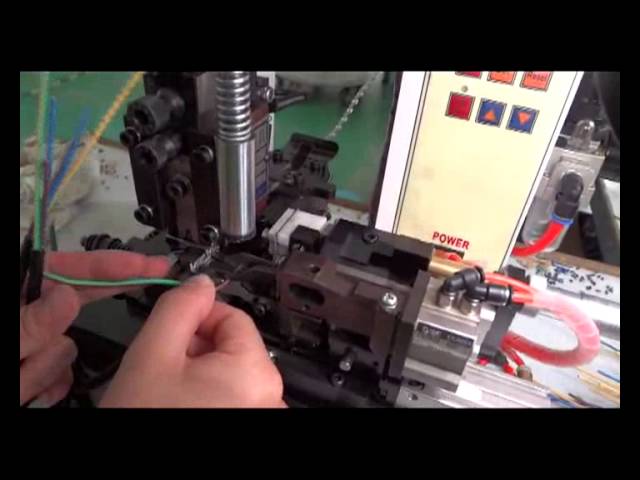 Machine de dénudage et de sertissage de précision