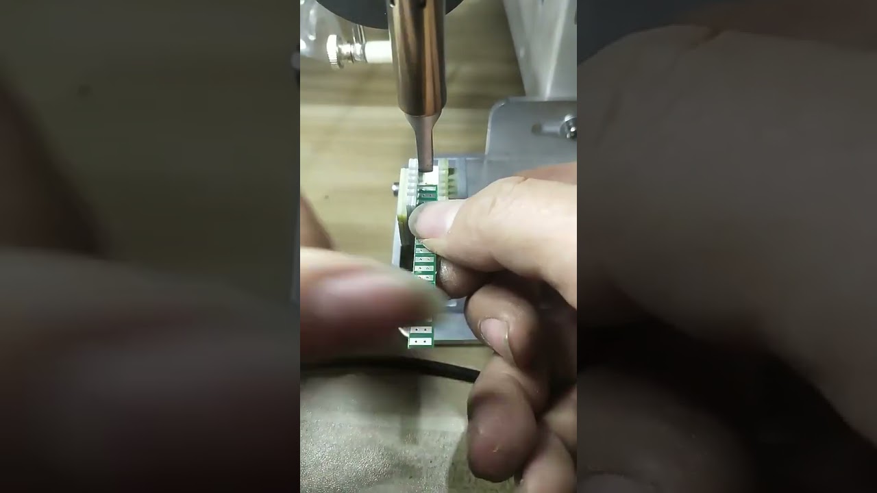 Machine à souder semi-automatique pour fils | Connecteurs aviation, bandes LED et circuits imprimés