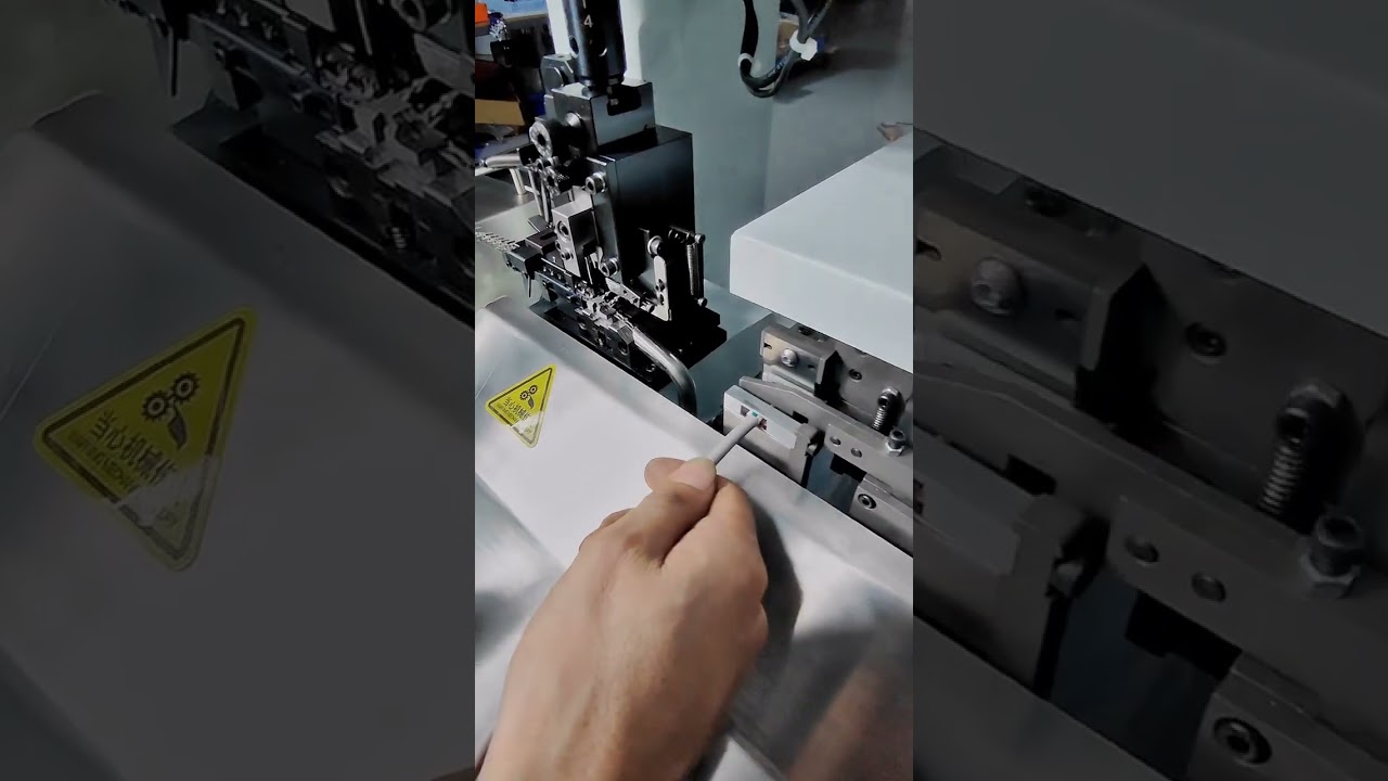 Dénudage et sertissage de câbles multiconducteurs avec bornes à barbes | Usine & Machine Cuivre