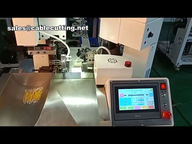 Machine automatique de sertissage des cosses pour les deux extrémités