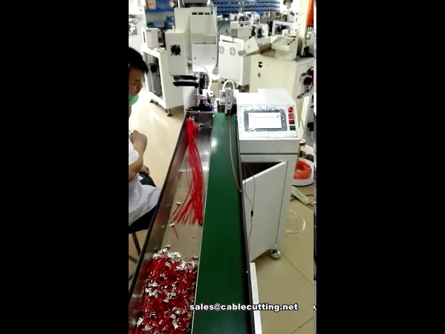 Machine de sertissage automatique de bornes drapeau avec convoyeur intégré