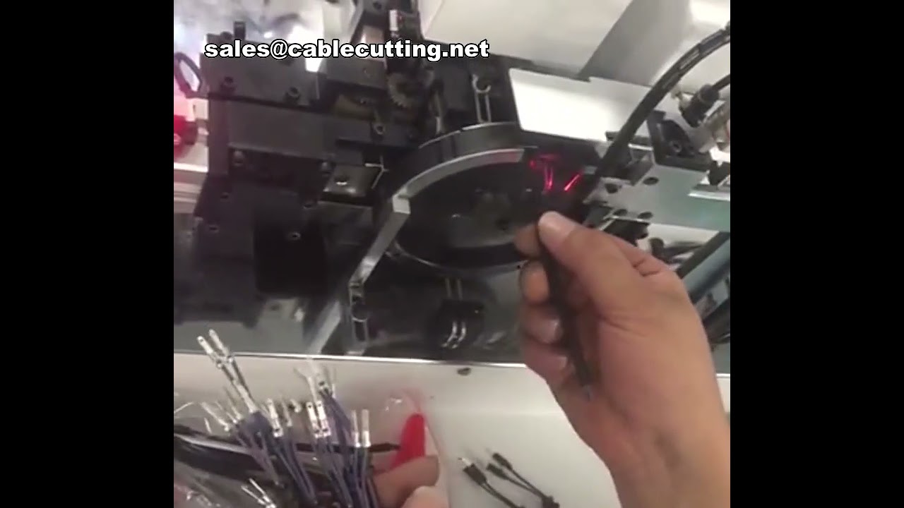 Machine automatique de gaine thermorétractable pour fils : insertion de tube isolant et enfilage de fils