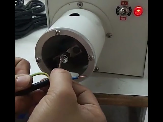 Machine automatique de coupe et de sertissage de fils - Dénudage et torsadage intégrés