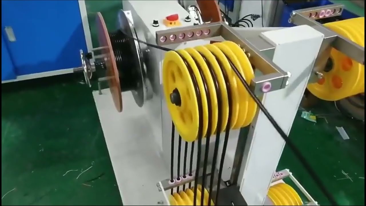 Machine entièrement automatique de coupe, sertissage et bobinage de tuyaux avec lien torsadé