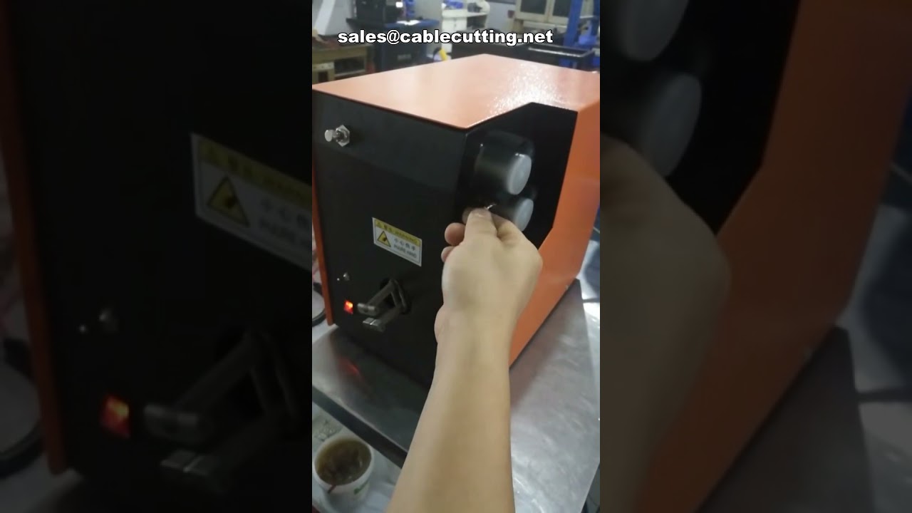Machine de brossage et d'inversion pour câbles blindés - Automatisation d'usine