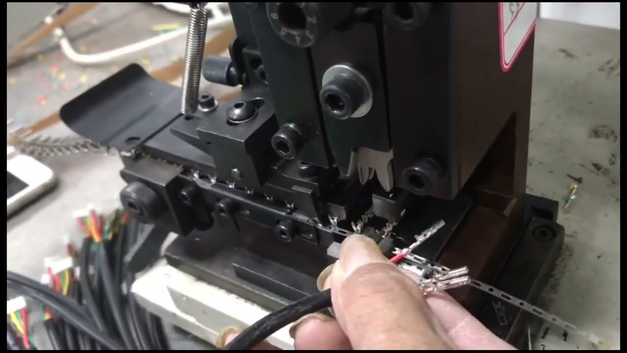 Applicateur de matrice de sertissage à alimentation horizontale – Compatible avec toutes les machines de sertissage de bornes
