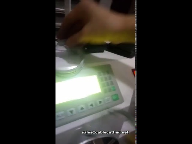 Machine automatique d'enroulement de bobines de fil d'acier et de serrage de câbles