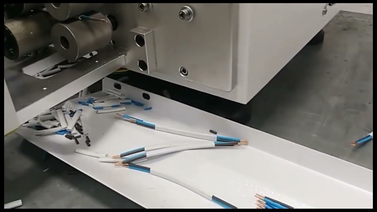 Machine automatique de coupe, dénudage et torsion de câbles à gaine plate multiconducteurs pour faisceaux