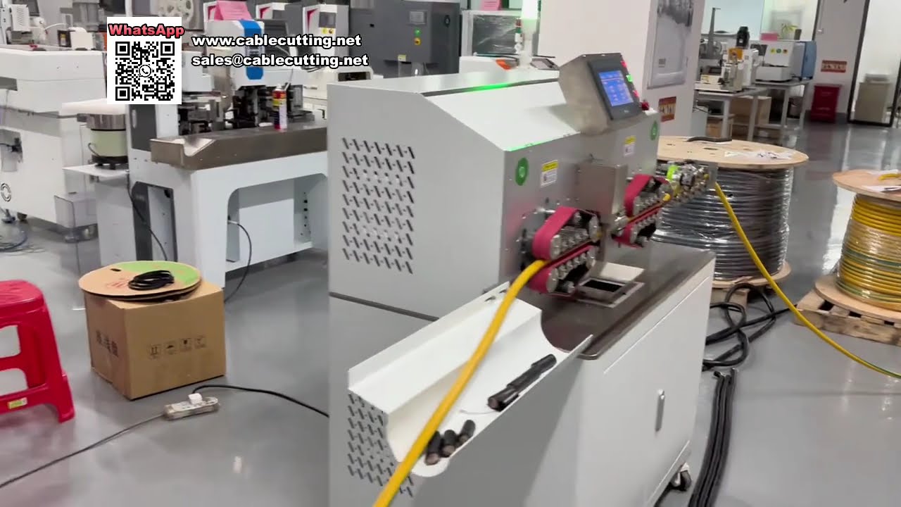 Machine entièrement électrique et informatisée de coupe et dénudage de câbles jusqu'à 150 mm²