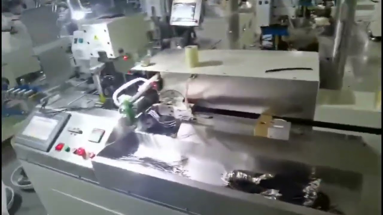 Machine automatique de sertissage et d'étamage pour faisceaux de câbles