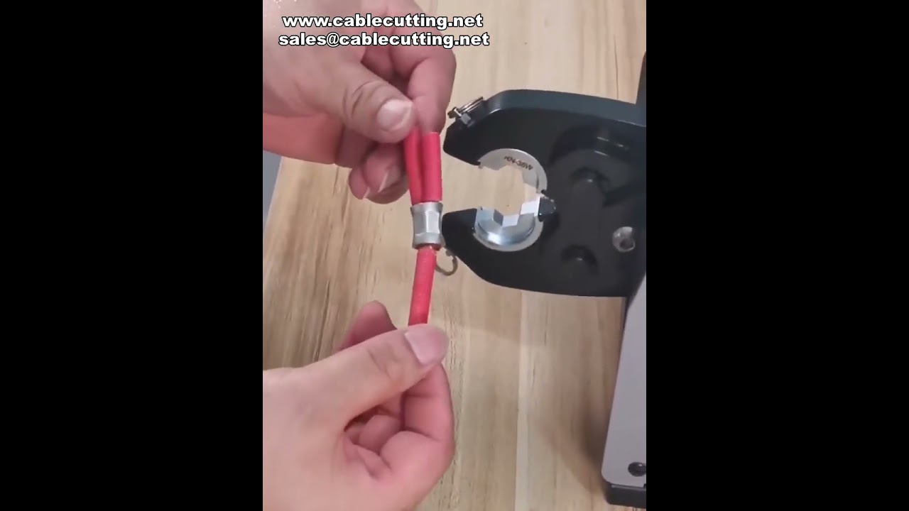 Machine à sertir polyvalente pour cosses cuivre et diverses formes de sertissage