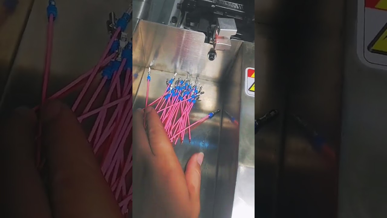 Machine automatique d'insertion de fiches étanches : insérer puis dénuder pour fils souples