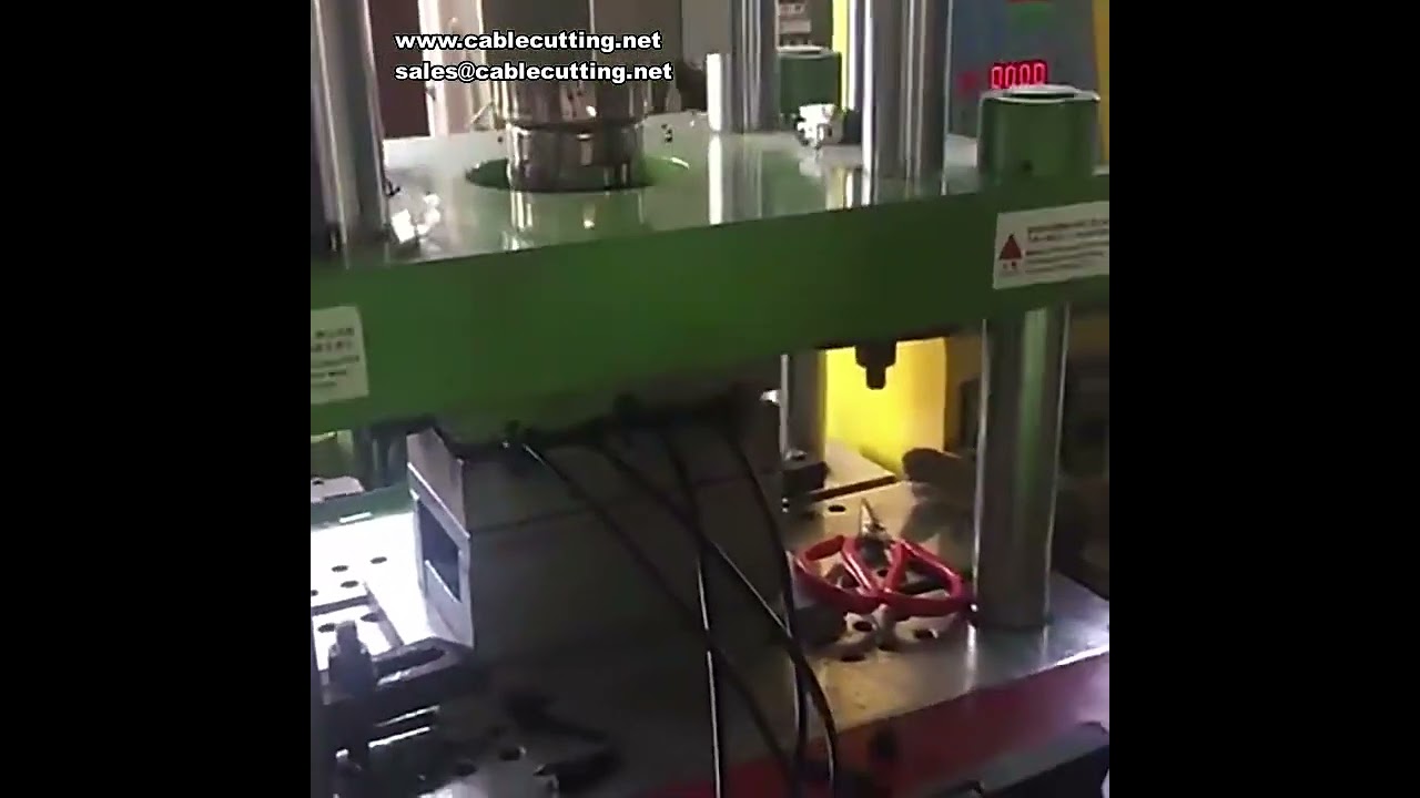 Machine d'injection verticale 200SKT : fabrication de connecteurs DC et têtes de câble USB