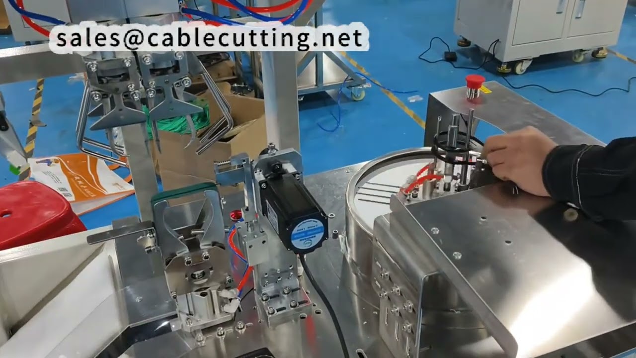 Machine de ligaturage automatique de câbles avec composants en extrémité