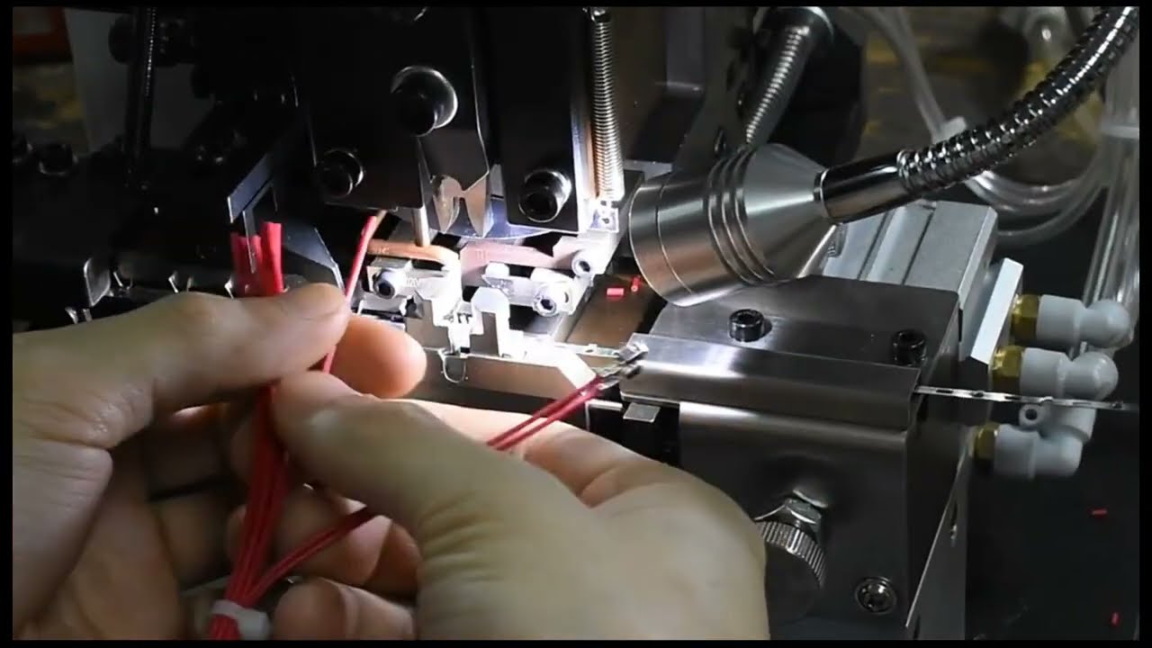 Machine automatique de dénudage et sertissage de câbles multiconducteurs